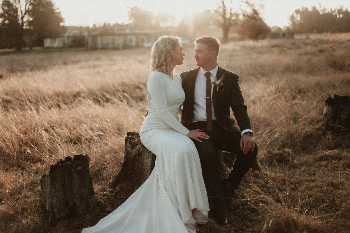 Couple shoot sitting on tree stump