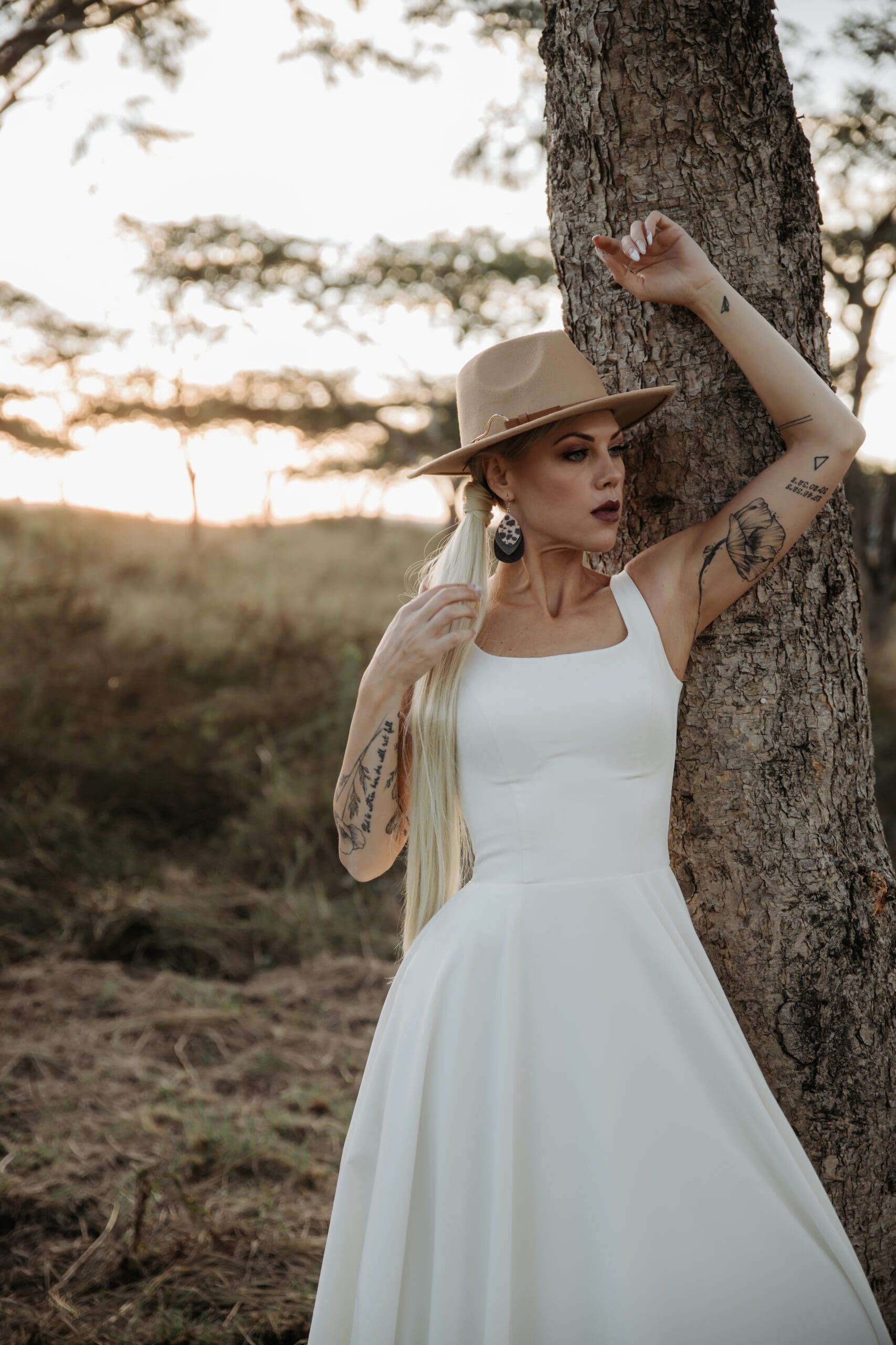 Simple wedding dress with square-scoop neck