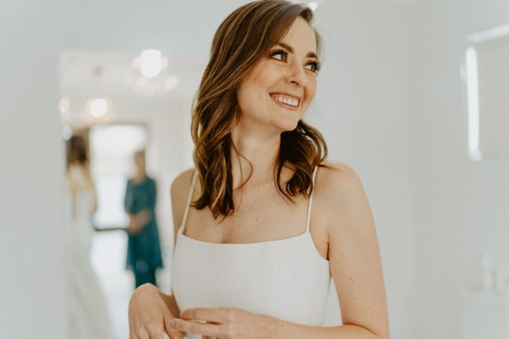 Bride with natural looking make-up and mid-length hair with loose curls worn down